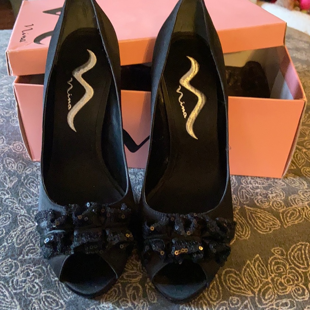 Nina black pumps